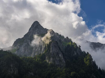 Bergtoppen in de wolken