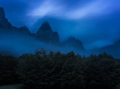 Timelapse Montenegro bergen en mist