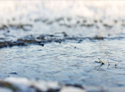 Timelapse bevriezen water vennetje