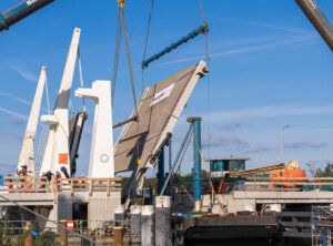 Timelapse plaatsing brugklep Cruquiusbruggen