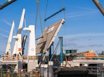 Timelapse plaatsing brugklep Cruquiusbruggen
