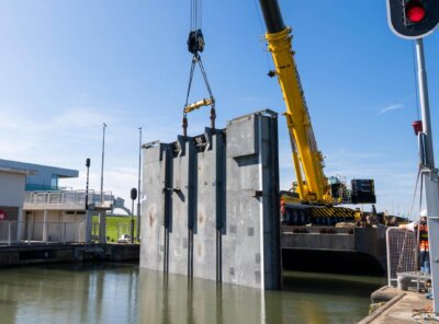 Timelapse vervangen sluisdeur stuwcomplex Amerongen